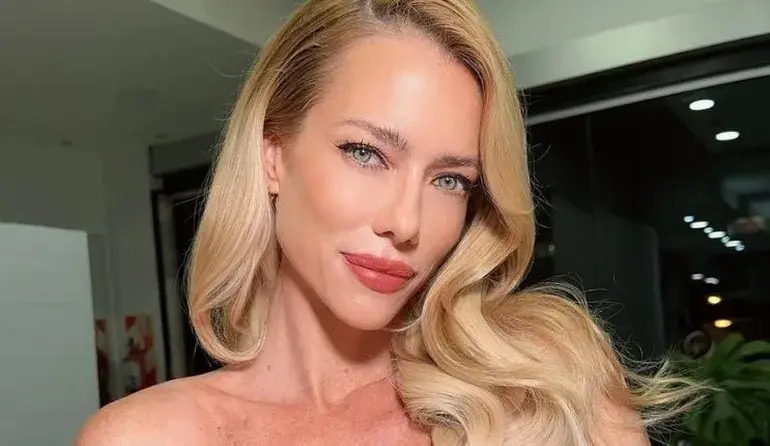 Argentina, 2007. Gobierno de Cristina. Cromañón todavía dolía, el dólar todavía no costaba tu riñón, y Nicole Neumann prometía encuerarse contra el uso de pieles. El país, como siempre, prendido fuego, y ella, con cara de “me duele el alma pero estoy diosa”, prometía desnudarse en la vía pública por los animalitos.