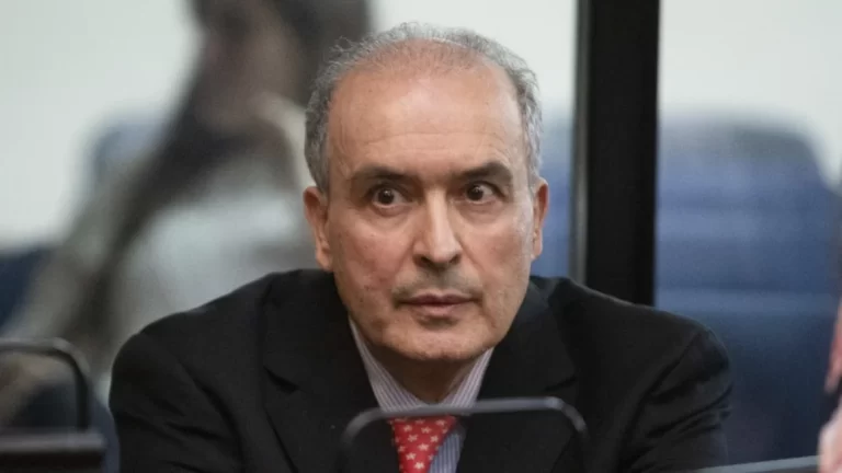 Sí, señores, el mismo José López que alguna vez creyó que un convento era el lugar ideal para un depósito clandestino, decidió dar la cara... o más bien la espalda aludir a su celda.