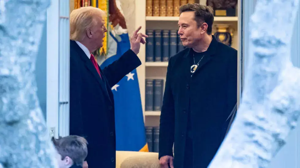 Si algo dejó claro esta semana la política internacional es que el ego humano no tiene límites, sobre todo cuando se trata de dos multimillonarios con cuentas bancarias tan grandes como sus inseguridades.