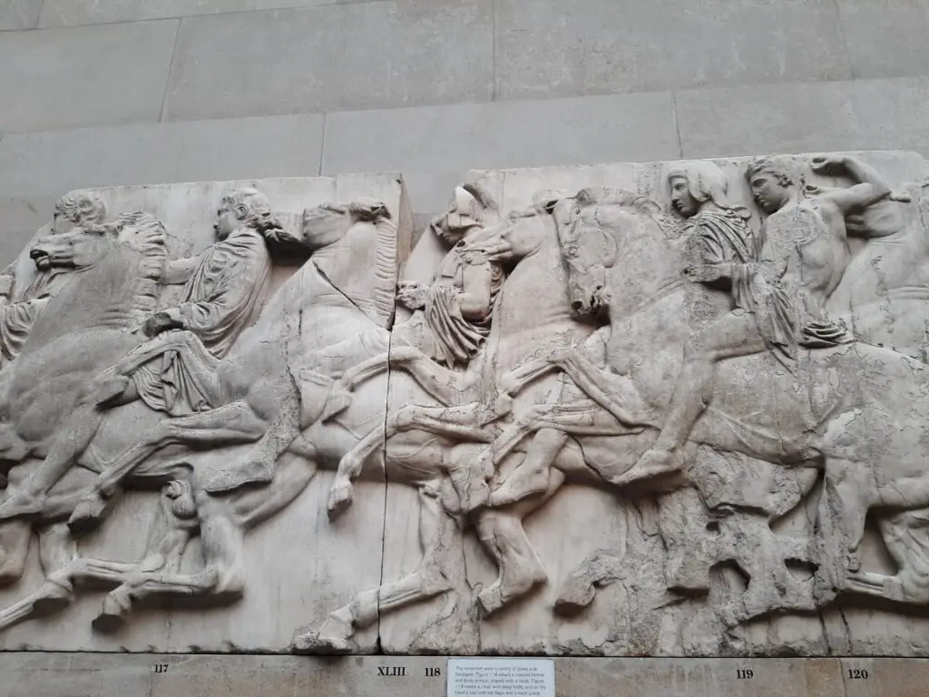 El friso del Partenón, esa obra maestra del siglo V a.C., no solo es uno de los mayores tesoros artísticos de la Antigua Grecia, sino también uno de los souvenirs más descarados que alguien se haya afanado en la historia del arte.