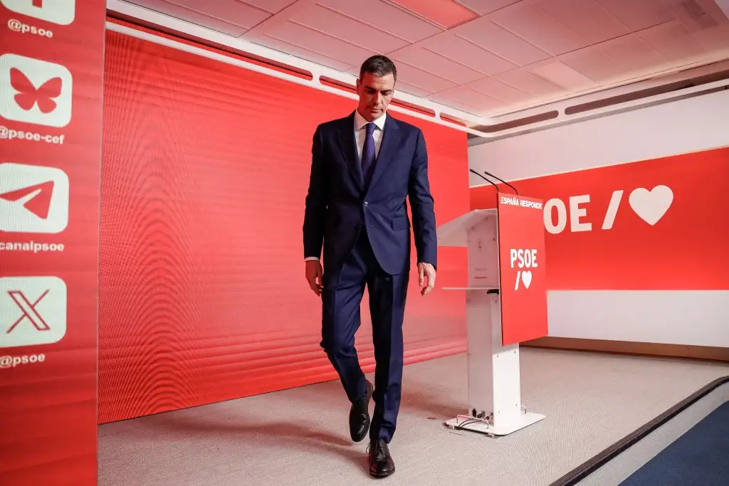 En el maravilloso mundo de la política española, donde la transparencia es tan clara como un café solo a las cinco de la mañana, el PSOE nos regala una nueva entrega de su serie favorita: “Escucha, que te conviene”. Esta vez, con un reparto estelar que incluye al siempre leal Santos Cerdán, al inefable Koldo García, y cómo no, al hombre que nunca se entera de nada hasta que explota todo: Pedro Sánchez.