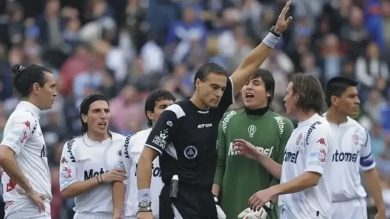En este paisaje tan pintoresco, se escribió uno de los capítulos más surrealistas del fútbol criollo: el Vélez-Huracán del Clausura 2009, o como se lo conoce popularmente, "el día que la justicia fue al baño y se olvidó de volver".