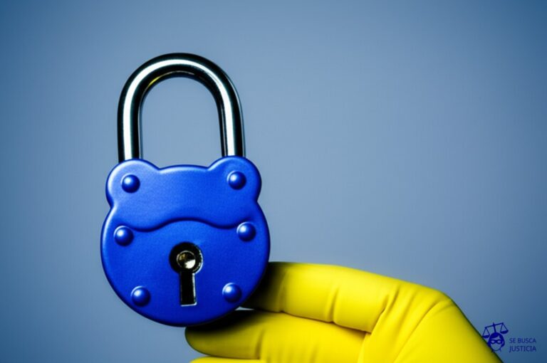 Un candado robusto con la cerradura visiblemente forzada, y una mano con guante de goma asomando por la abertura. Representa: Acceso no autorizado a cuentas por terceros