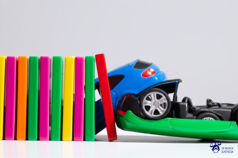 Un montón de coches apiñados como si fueran dominós a punto de caer, con uno de ellos ligeramente inclinado y a punto de colisionar con otro. Representa: Accidente en estacionamiento sin señalización