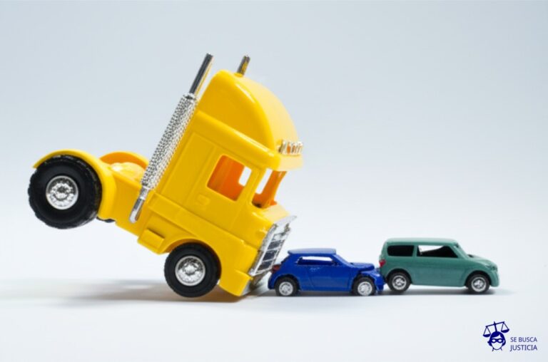 Un gran camión de juguete, visiblemente dañado y con una rueda desinflada, intenta desesperadamente empujar un pequeño coche de juguete que parece totalmente aplastado. El camión está inclinado precariamente sobre un lado. Representa: Accidente en ruta con camión sin habilitación