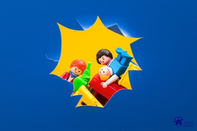 Un montón de juguetes rotos y desparramados saliendo de un agujero en la pared de un edificio escolar. Representa: Accidente en transporte escolar no habilitado