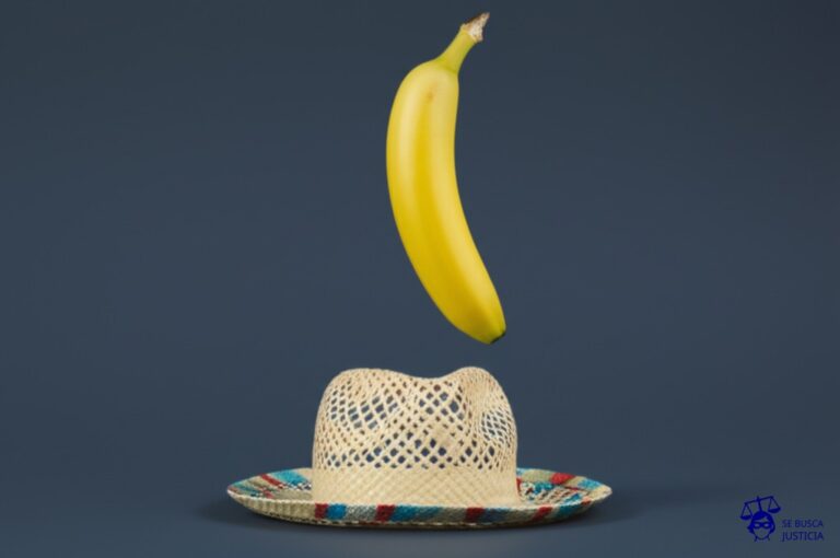 Un plátano cayendo sobre un sombrero de paja. Representa: Accidente por caída de objeto de edificio
