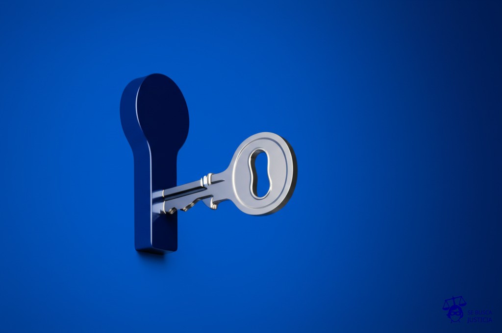 Un gran agujero en una cerradura, con una llave sobresaliendo torpemente. Representa: Actos administrativos que vulneran el secreto profesional