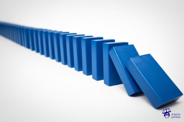 Un gran bloque de dominó (representando el animal) a punto de derribar una fila de dominós más pequeños (representando los coches). Representa: Animal suelto provocando accidente