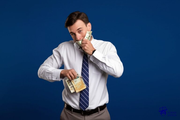 Un hombre con un bolsillo visiblemente vacío, pero del que constantemente caen billetes de un valor exagerado, sin que él haga nada para generarlos. Representa: Aparición de deudas inexistentes en informes de centrales de riesgo