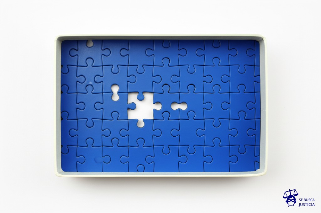 Un rompecabezas con una pieza faltante, pero la caja del rompecabezas está completamente sellada. Representa: Cesión de derechos de autor incompleta o defectuosa en contratos