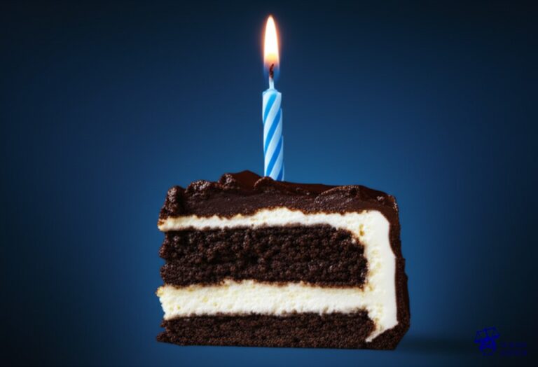 Un trozo de pastel de cumpleaños con una vela encendida, cubierto de excremento de animal. Representa: Chris Ofili enfrentó censura y amenazas legales por su obra 'The Holy Virgin Mary' decorada con estiércol