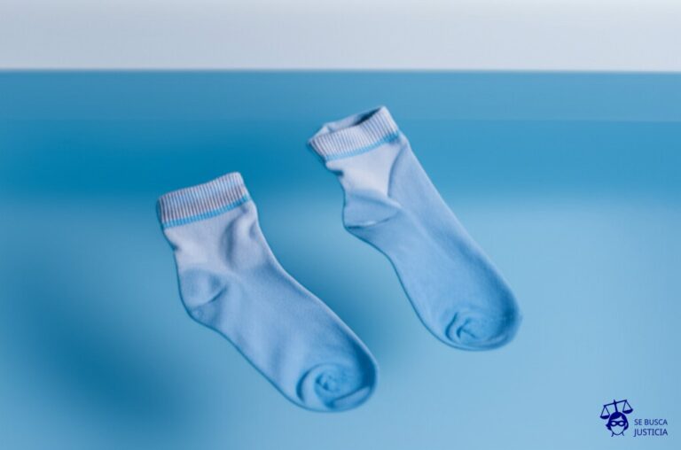 Un par de calcetines empapados, flotando en una bañera desbordada. Representa: Cobertura inadecuada para daños por inundación