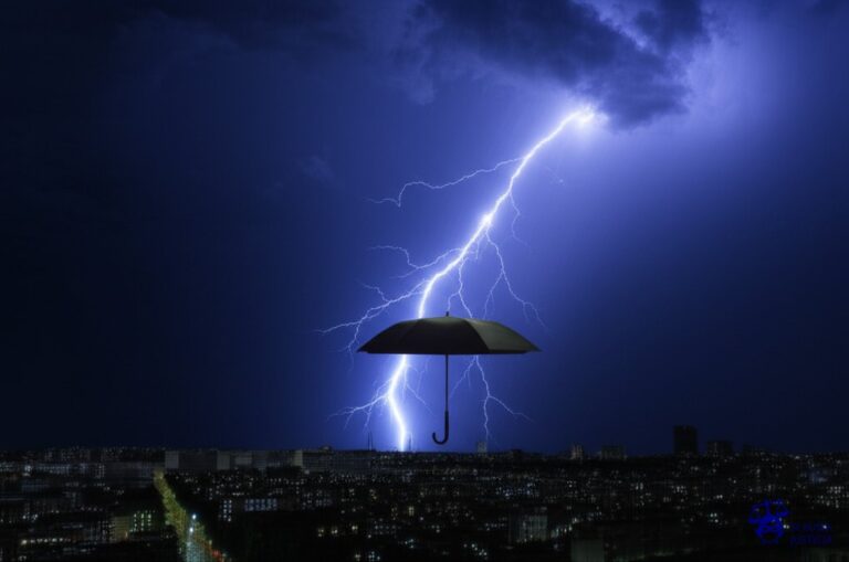 Un paraguas diminuto intentando cubrir una ciudad entera azotada por una tormenta de rayos. Representa: Cobertura insuficiente para daños por desastres tecnológicos