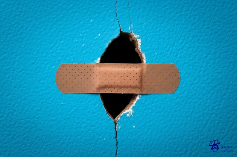 Un diminuto curita intentando cubrir un enorme agujero en una pared. Representa: Cobertura insuficiente para el daño ocurrido