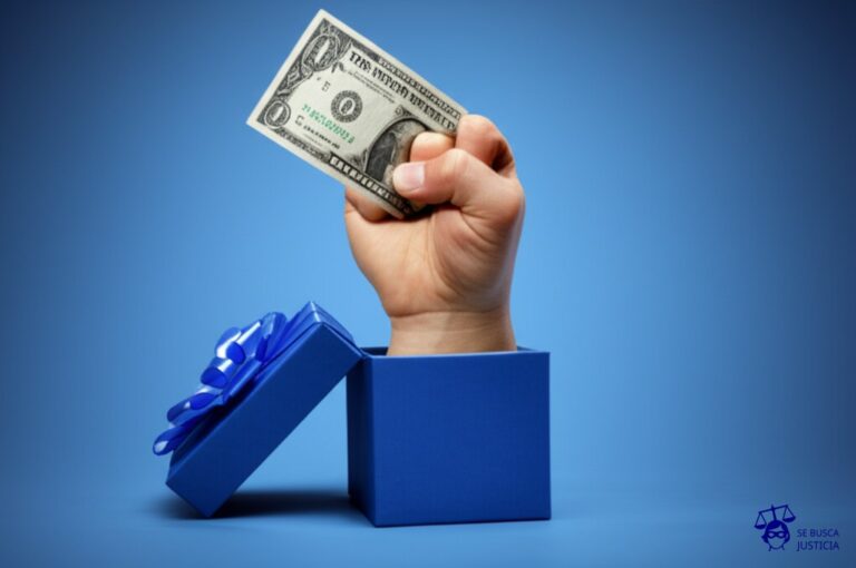 Un gran puño cerrado emerge de una caja de regalo abierta, con un billete de dólar en su palma. Representa: Cobro por envíos no solicitados