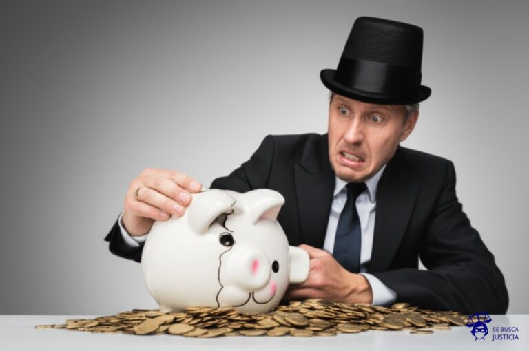 Un hombre con un sombrero de copa intentando meter a la fuerza una gran cantidad de monedas en una alcancía ya repleta, mientras la alcancía se agrieta visiblemente. Representa: Cuestionamientos a la constitucionalidad de leyes tributarias que vulneran principios como la legalidad, no confiscatoriedad, igualdad y retroactividad fiscal.