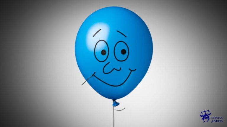 Un gran globo inflado con una imagen sonriente (o una cara feliz dibujada) está siendo lentamente desinflado por un alfiler. Representa: Delitos contra la libertad y la integridad moral