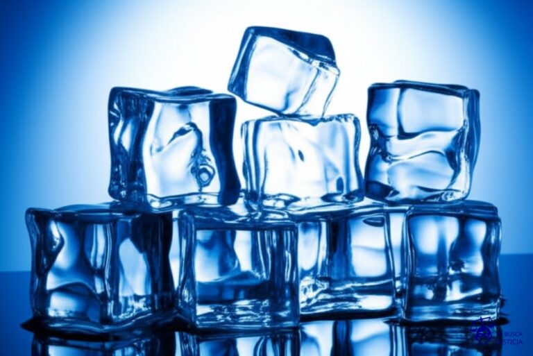 Un montón de cubos de hielo perfectamente apilados, derritiéndose lentamente bajo un sol implacable. Representa: Delitos de genocidio y crímenes de guerra