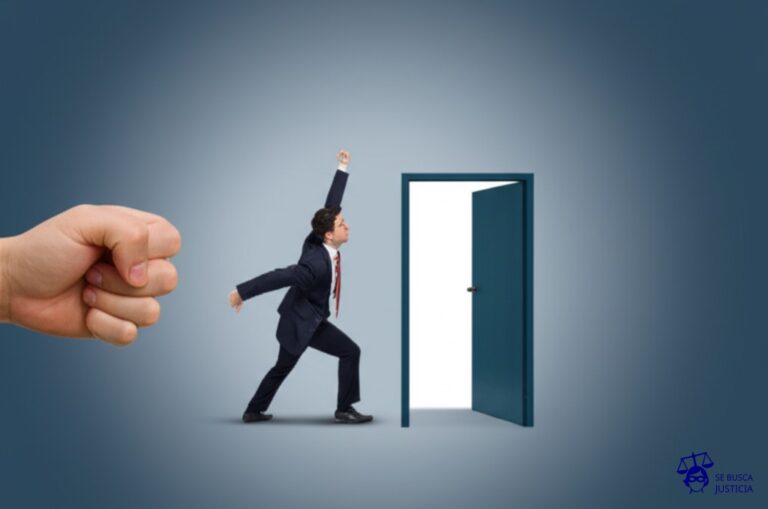 Un hombre intentando entrar a una puerta, pero una mano gigante invisible lo empuja constantemente hacia atrás con fuerza, impidiéndole el paso. Representa: Denegación de garantía por causas arbitrarias