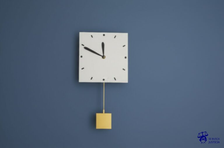 Un reloj de péndulo con un péndulo cuadrado que se mueve erráticamente. Representa: Desnaturalización de procedimientos administrativos