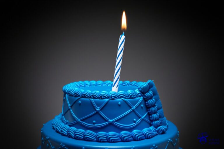 Un gran pastel de cumpleaños, impecable y decorado, con una vela encendida a punto de caerse, inclinándose peligrosamente hacia un lado. Representa: Desperfecto mecánico como causa del accidente