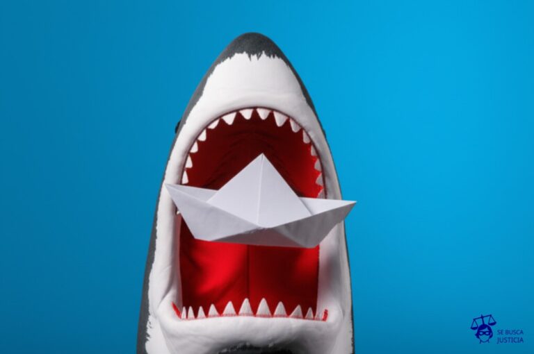 Un pequeño barco de papel (representando al denunciante) siendo tragado por una gran boca de tiburón (representando a la empresa). Representa: Despido por denuncias a la empresa
