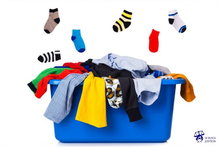 Un lavadero desbordante de ropa sucia, con notificaciones electrónicas (representadas por calcetines, camisetas y pantalones) cayendo por todas partes, incluso fuera del lavadero. Representa: Desprolijidad en la gestión de notificaciones electrónicas