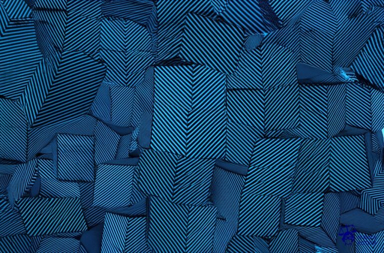 Un laberinto de espejos. En cada espejo, la imagen reflejada es ligeramente diferente, pero reconocible como la misma forma general. Representa: Dificultad para registrar una marca por similitud fonética con otra existente