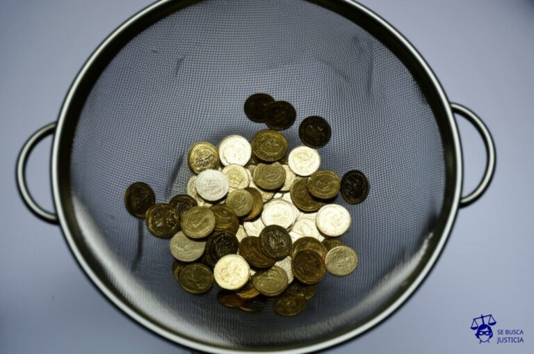 Un colador lleno de agujeros, intentando atrapar pequeñas monedas de oro que se escapan por todos lados. Representa: Dificultades en la protección de secretos industriales tras despido de empleado