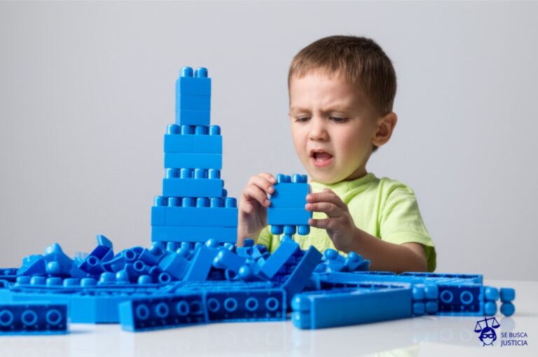 Un montón desordenado de bloques de construcción de juguete, todos del mismo color y tamaño, dispersos sobre una mesa. Al lado, un niño frustrado intentando desesperadamente formar una torre con ellos, pero sin éxito. Representa: Dificultades para demostrar autoría en obras no registradas