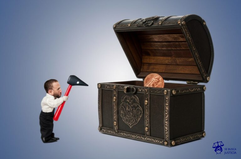 Un hombre diminuto, con un martillo de juguete, golpeando con frustración un gran cofre del tesoro que solo contiene una moneda de un centavo. Representa: Disputa por indemnización insuficiente