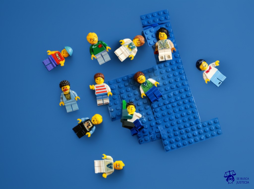 Un LEGO desarmándose rápidamente, con varios muñecos pequeños (de LEGO) corriendo en diferentes direcciones. Representa: Divorcio express con menores involucrados