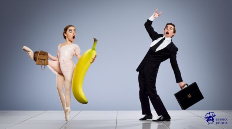 Un plátano, curvado y brillante, con un pie de bailarina de ballet en un extremo y un abogado con maletín en el otro, ambos en posturas exageradas de sorpresa y equilibrio precario sobre una baldosa pulida. Representa: El Juicio de la Mujer que Demando a un Supermercado por una Banana Resbaladiza (1994 EE.UU. caso Liebeck)