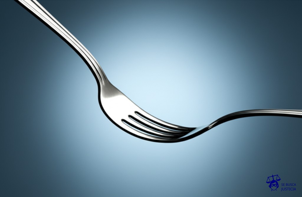 Un tenedor intentando comerse una montaña rusa. Representa: El Juicio de la Mujer que se Casó con una Montaña Rusa (2009