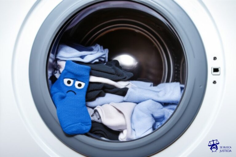 Un calcetín solitario, desaliñado, en la orilla de una lavadora abierta, observando una montaña de calcetines emparejados en perfecto estado, dentro de la lavadora. El calcetín solitario tiene una expresión de resignación y aburrimiento extremo. Representa: El Juicio del Calcetín Perdido (2012