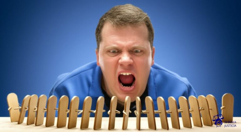 Un hombre con una gran boca abierta y una expresión de frustración, intentando desesperadamente comer un grupo de pequeñas figuras en forma de puerta. Las puertas se resisten, inclinándose hacia atrás. Representa: El Juicio del Hombre que Demandó a los Testigos de Jehová por No Convertirlo (2004
