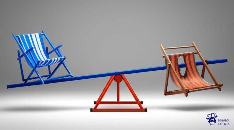 Un balancín. En un lado, una silla de playa vacía. En el otro, una silla de playa rota, con un gran hoyo en el asiento. Representa: El Juicio del Hombre que Demandó a su Esposa por Engordar (2000