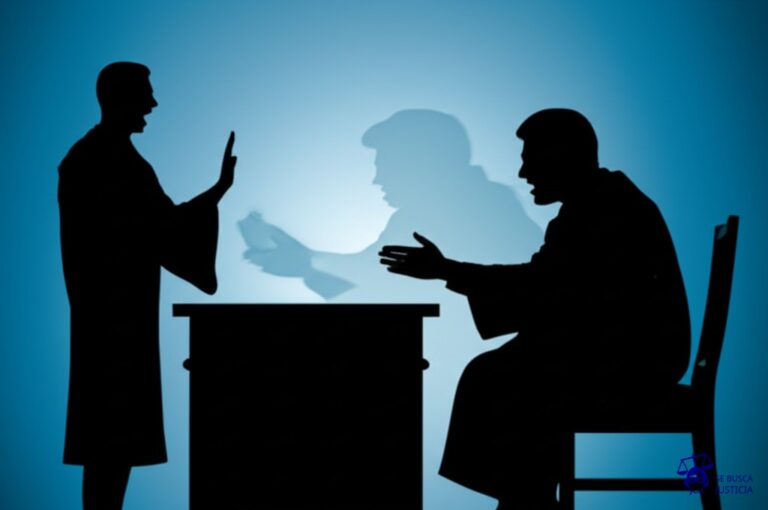 Un hombre, con la silueta de un contorno negro, sentado en una silla de juez. Su sombra, también con la silueta de un contorno negro, está de pie frente a él, visiblemente más alta y amenazante. El hombre-juez se inclina hacia adelante, con una expresión de exasperación. Representa: El Juicio del Hombre que Demandó a su Sombra (2016