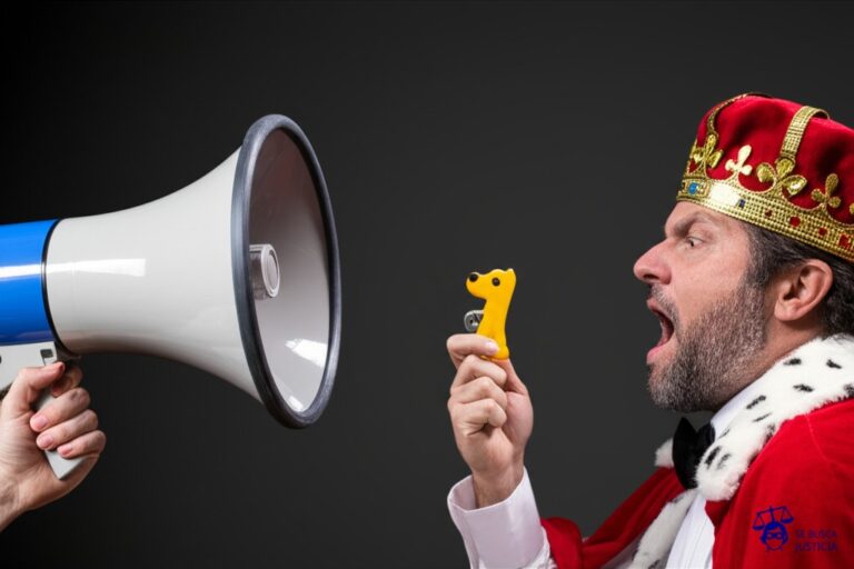 Un diminuto silbato de perro de juguete, en la mano de un hombre con una gran corona, apuntando a un enorme megáfono que emite un sonido ensordecedor. Representa: El Juicio del Hombre que Demando a sus Vecinos por los Ladridos de un Perro (2008 EE.UU.)