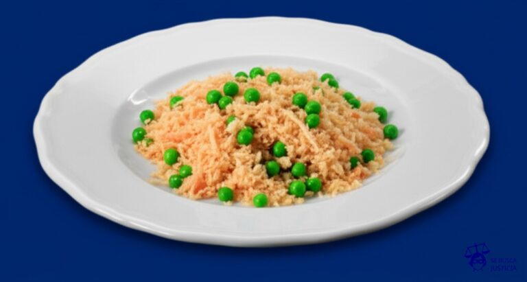 Un inmenso plato de comida, con una sola cucharada de ella intacta y perfectamente presentada en un extremo. El resto del plato, completamente vacío. Representa: El Juicio del Hombre que Demandó a un Restaurante por la Mala Calidad de su Comida (2009