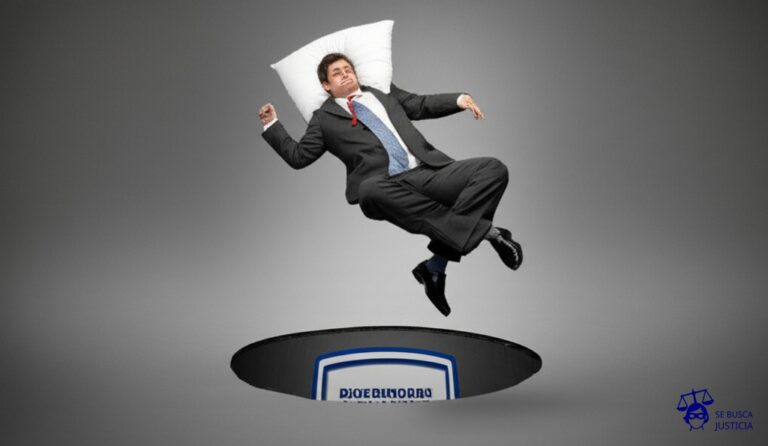 Un hombre dormido, con una almohada en la cabeza, flotando en el aire. Debajo de él, un gran agujero en el suelo con el logo de una compañía de seguros. Representa: El Juicio del Hombre que Demandó a una Compañía de Seguros por un Accidente en un Sueño (2010