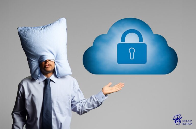 Un hombre con una almohada gigante en la cabeza, intentando demandar a una nube en forma de logo de compañía de seguros, que se desvanece lentamente. Representa: El Juicio del Hombre que Demando a una Compañia de Seguros por un Accidente en un Sueño (2010 EE.UU.)