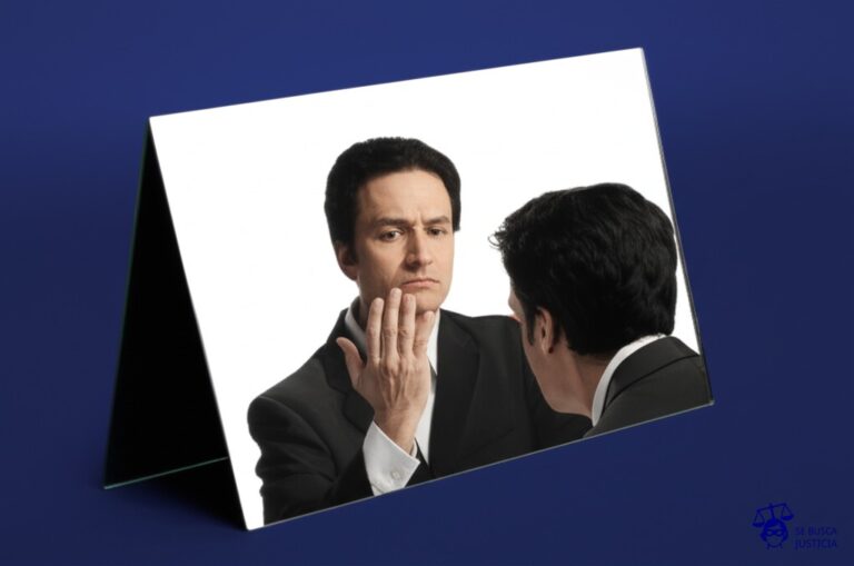 Un espejo roto, mostrando múltiples reflejos distorsionados de una misma figura. Representa: El Juicio del Hombre que se Casó Consigo Mismo (2013