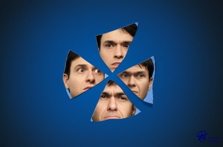 Un espejo roto en mil pedazos, cada uno reflejando una expresión de decepción y aburrimiento. Representa: El Juicio del Hombre que se Caso Consigo Mismo (2013 EE.UU.)