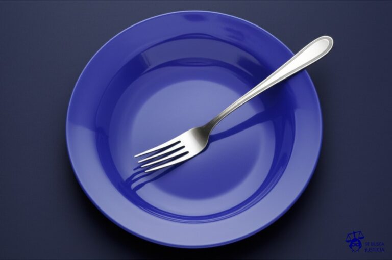 Un plato hondo, vacío, con un tenedor clavado en el fondo. Representa: El "gol fantasma" de Stefan Kießling en la Bundesliga 2013 (Leverkusen vs Hoffenheim)