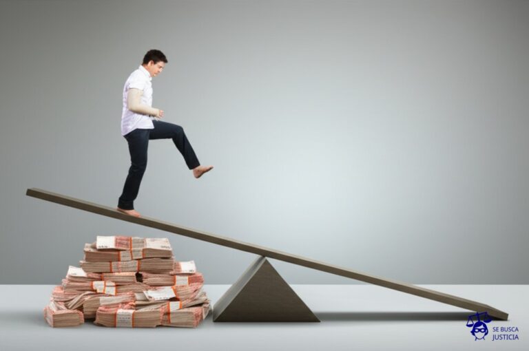 Un balancín. En un lado, una persona con una pierna y un brazo escayolados, intentando desesperadamente equilibrarse. En el otro lado, una pila de billetes de banco desbordante. Representa: Error en cálculo de incapacidad laboral