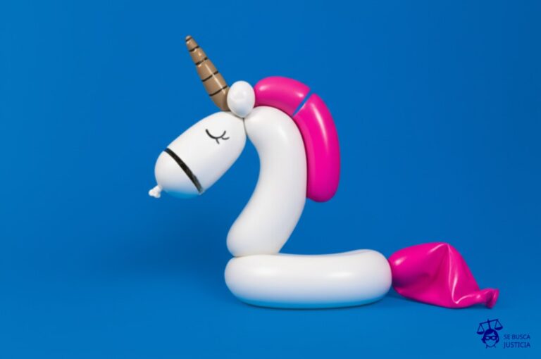 Un globo inflado con la forma de un unicornio, a medio desinflar, con una pequeña grieta en su superficie. Representa: Falsas promesas en venta por redes sociales