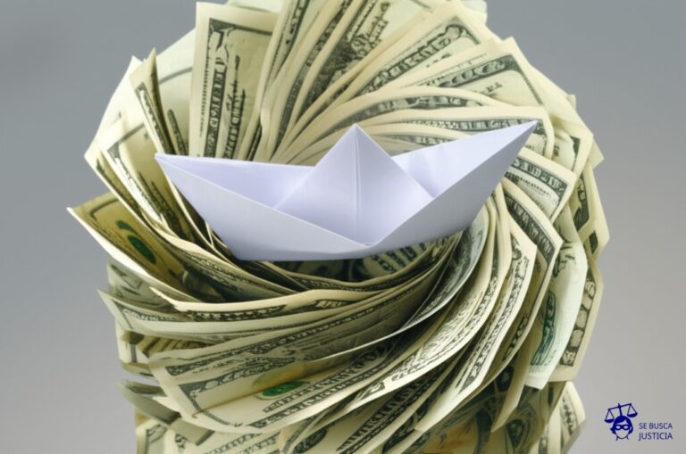 Un pequeño barco de papel intentando navegar en un remolino gigante de billetes. Representa: Falta de acceso a la justicia para sectores vulnerables