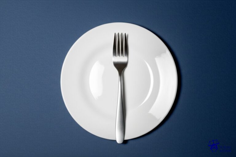 Un plato vacío con un tenedor clavado en el centro. Representa: Falta de cumplimiento de ofertas publicadas